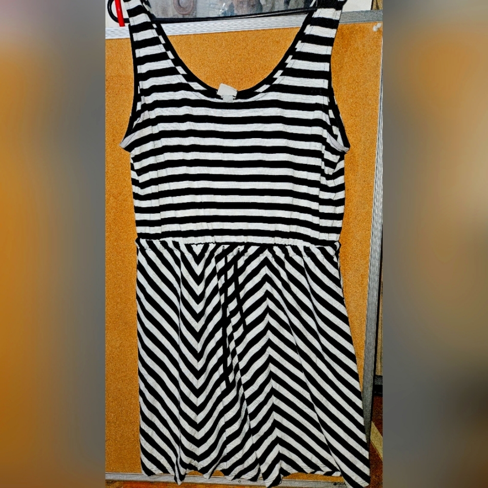 A new day LG long tank/possible dress. Black and white with drawstring